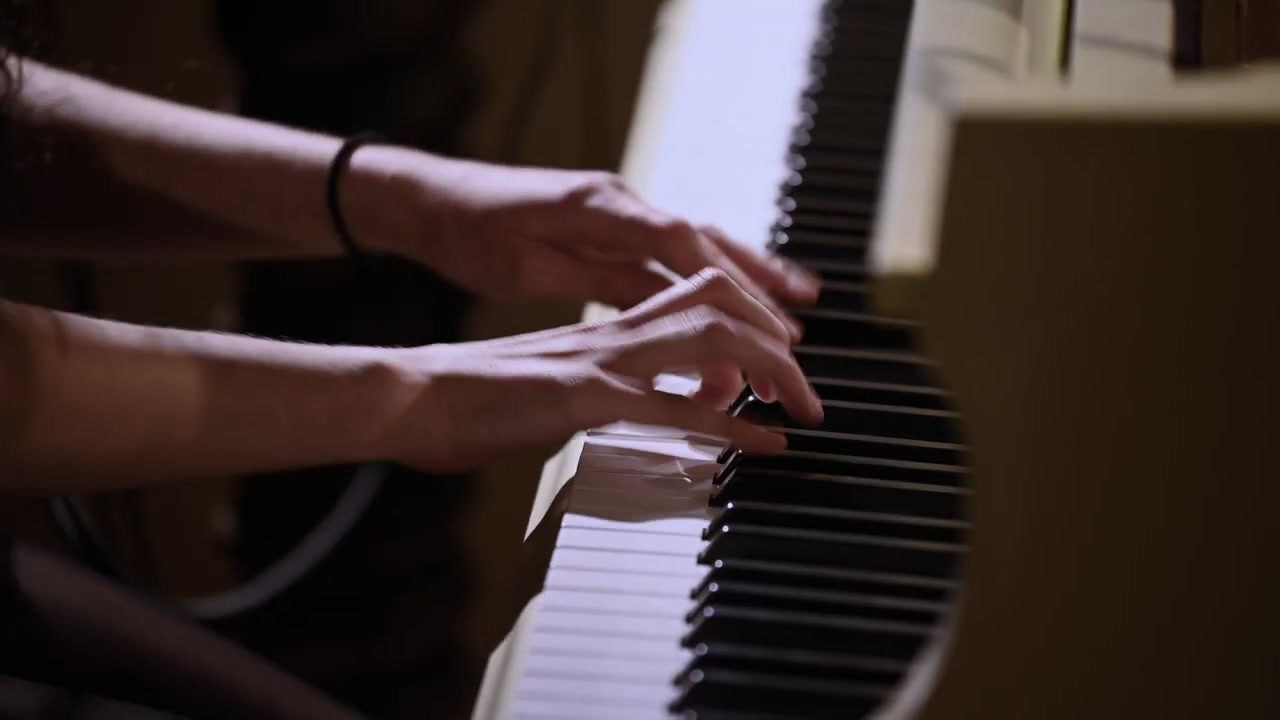 Guitariste en studio pendant la session d’improvisation 10H.