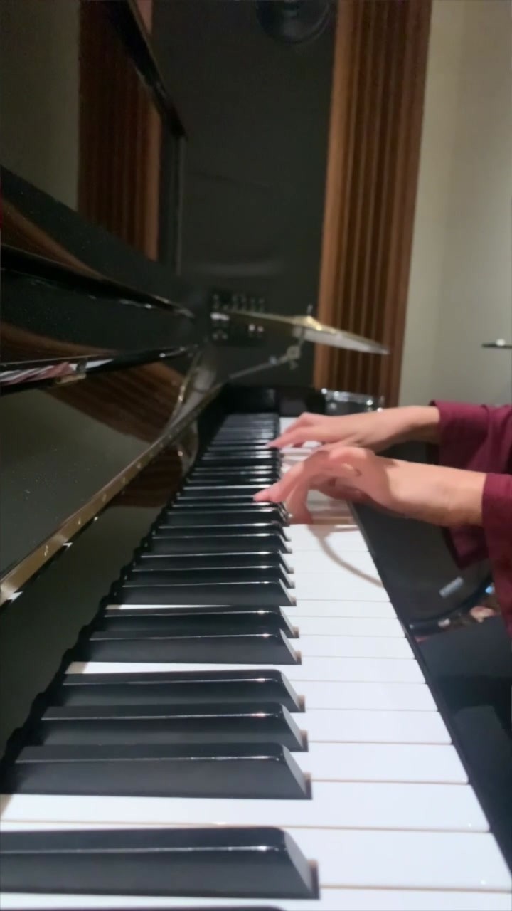 Vue rapprochée le long du clavier d’un piano à queue, mains en jeu, pour Calyptra Ritual.